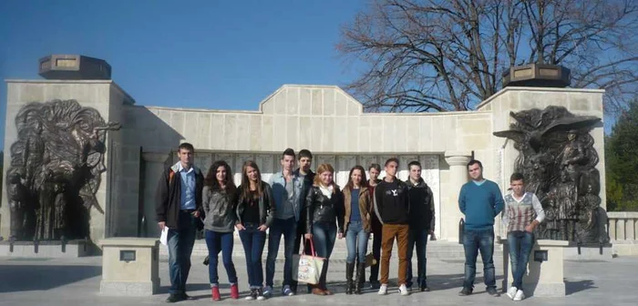 Liceenii au vizitat mausoleele din Vrancea