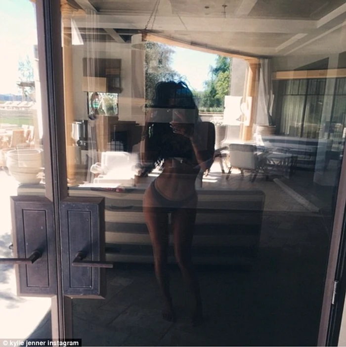 271f06e400000578 3017274  ok i m done kylie shared one more bikini clad snap taken in the a 1 1427673989158 jpeg