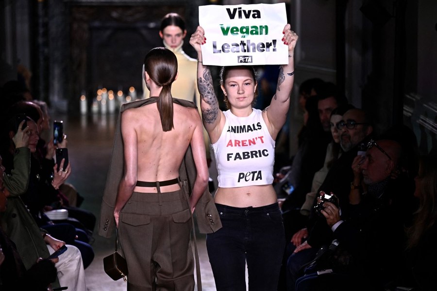 Victoria Beckham, atacată de protestatarii PETA, la Săptămâna Modei de la Paris. Activiștii, prezenți pe podium