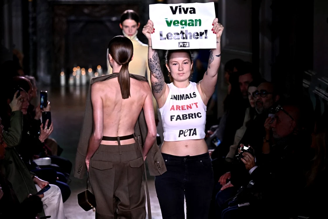 Protestatarii PETA, prezenți la defilarea Victoriei Beckham FOTO AFP