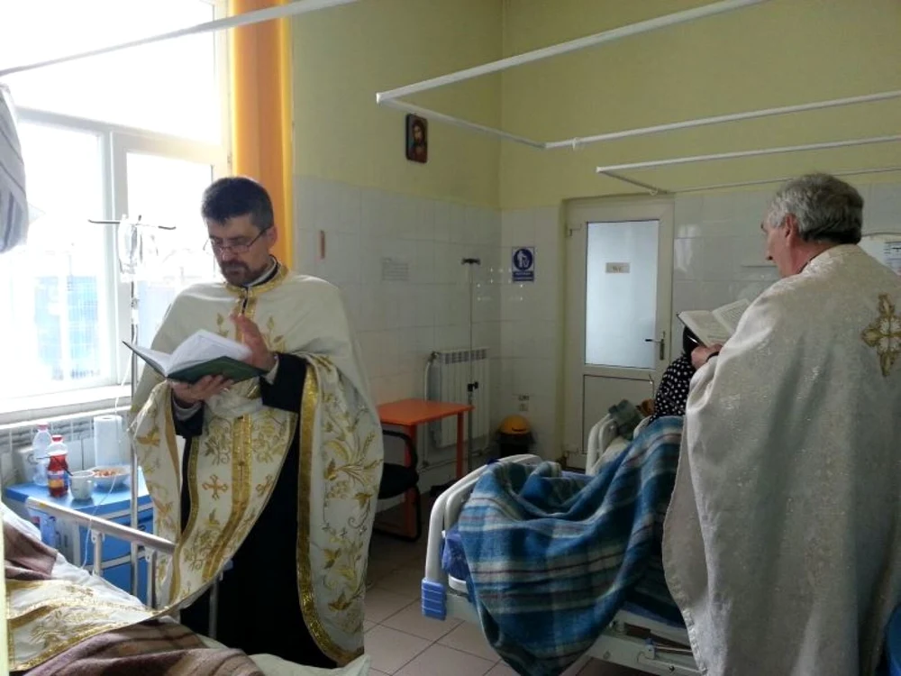 Preoţii băcăuani au venit la căpătâiul bolnavilor de cancer în stadiul terminal  FOTO epr.ro