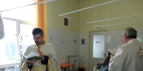 Preoţii băcăuani au venit la căpătâiul bolnavilor de cancer în stadiul terminal FOTO epr.ro