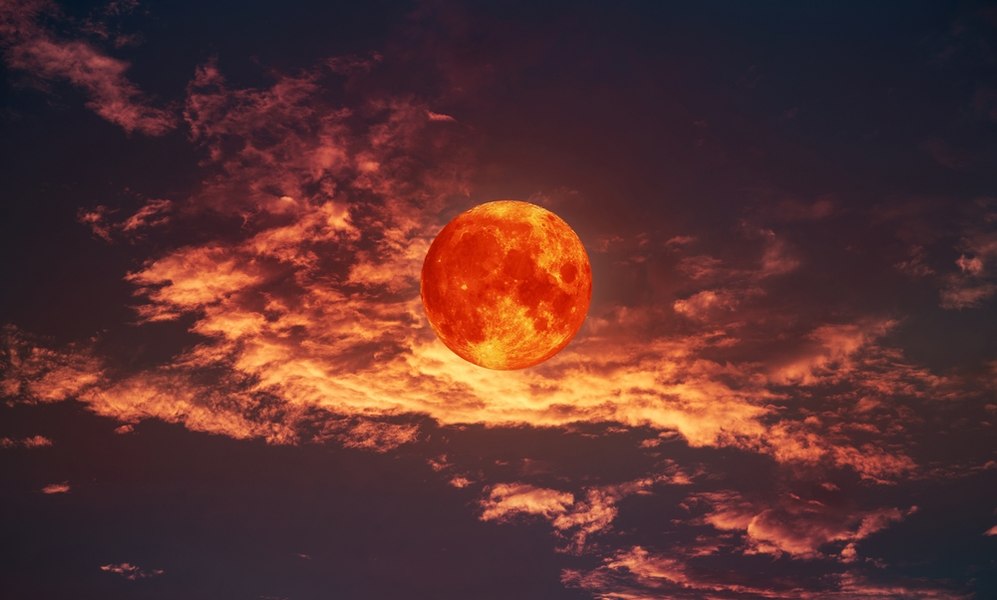 Răsare Super-Luna Vânătorului. Cum ne va influența