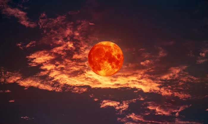Luna sangerie horoscop shutterstock 2162086307 jpg