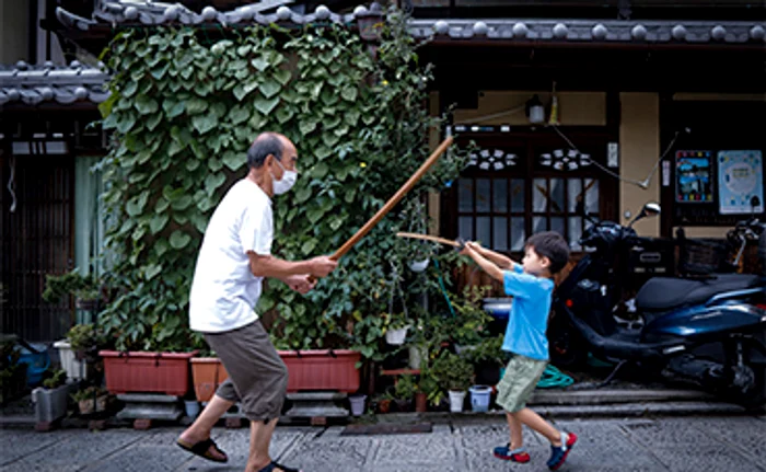 De la mic la mare, niponii încearcă să rămână optimişti