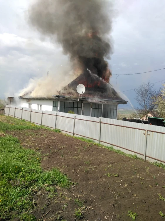 Casa unei bătrâne a ars din pricina unui trasnet FOTO ISU Neamţ