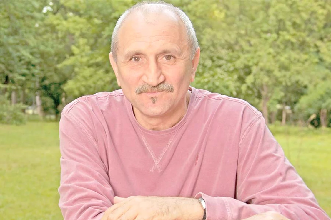 Maria Ionescu (83 de ani) a fost surprinsă de reporterii Click! în blocul unde locuiește Magda Catone (Fotografii: Alex Muscaliu)