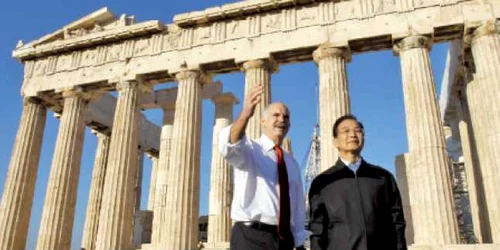 Premierul grec Georgios Papandreu (stânga) şi-a lăsat ţara pe mâna investitorilor chinezi 