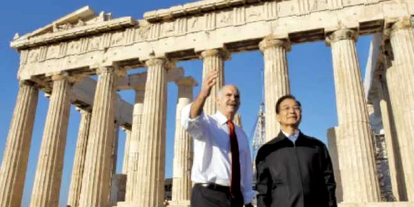 Premierul grec Georgios Papandreu (stânga) şi-a lăsat ţara pe mâna investitorilor chinezi 