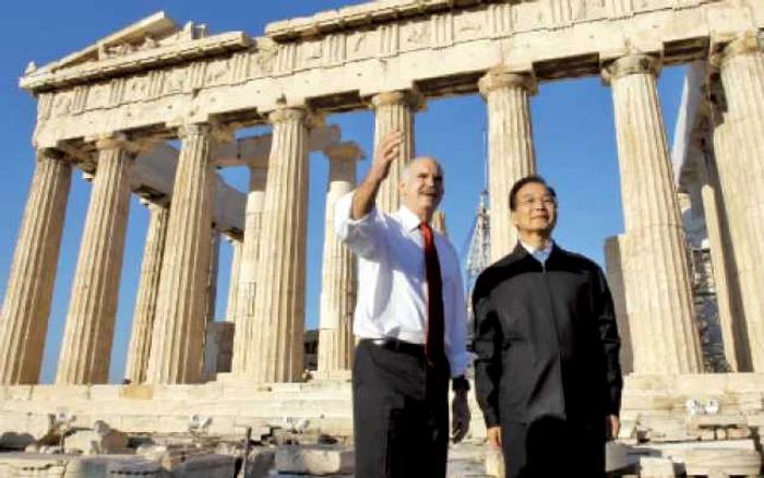 Premierul grec Georgios Papandreu (stânga) şi-a lăsat ţara pe mâna investitorilor chinezi