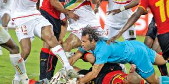 Carlos scapă mingea, iar jucătorii din Mali înscriu după o învălmăşeală de nedescris