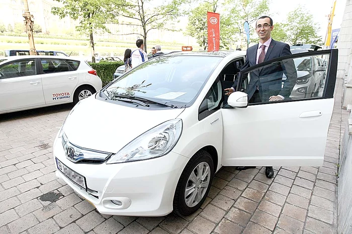 
    Această maşinuţă se numeşte  ZOE şi e 100% electrică  