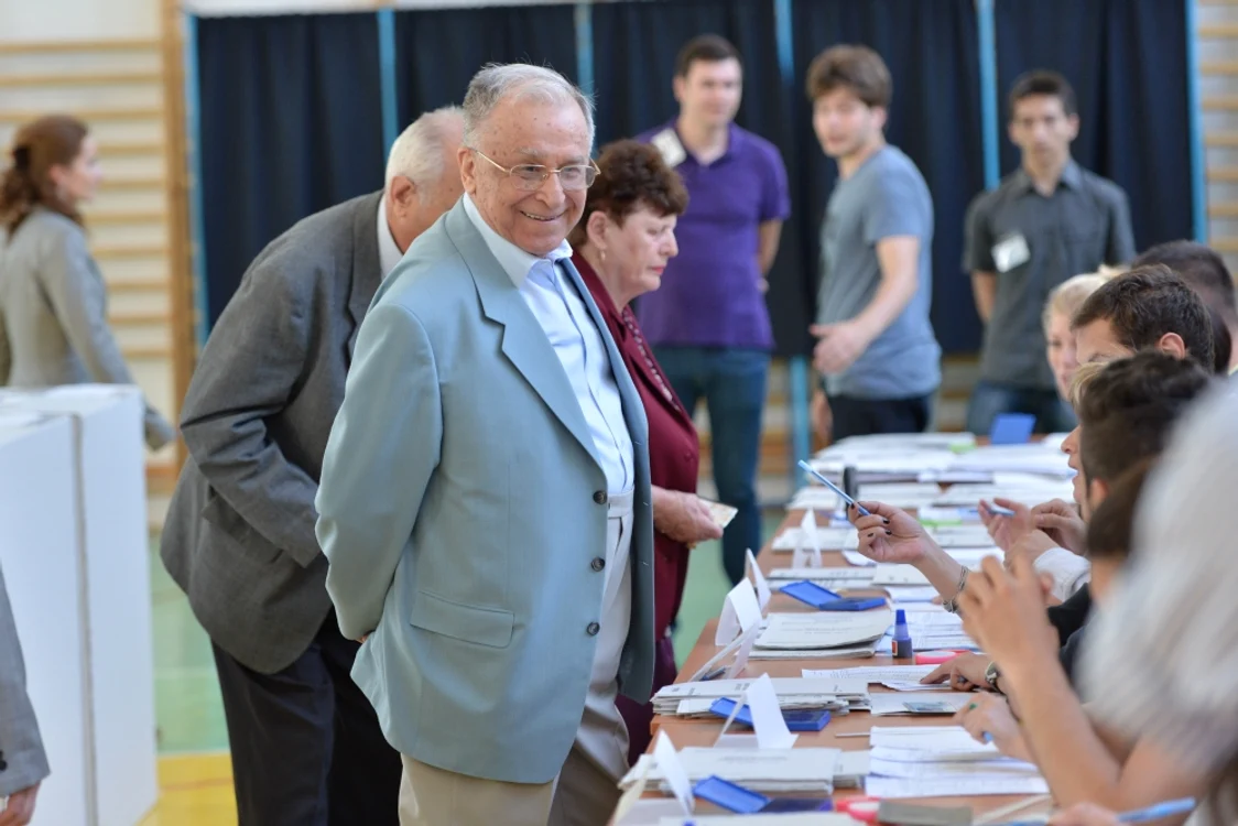 După ce a votat ieri, imediat după deschiderea urnelor, Ion Iliescu vrea validarea referendumului FOTO: Mediafax