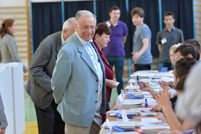 După ce a votat ieri, imediat după deschiderea urnelor, Ion Iliescu vrea validarea referendumului FOTO: Mediafax