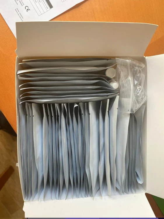 Testele pentru depistarea COVID-19 pe care bărbatul încerca să le introducă în ţarăImagine: Poliţia Română