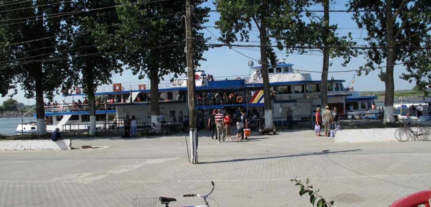Vaporul Moldova, la acostarea în portul Crişan FOTO Alin Paicu