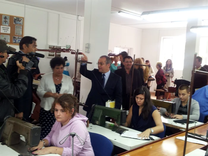 Emil Boc a vizitat atelierul şi a asistat la paradă a modei. FOTO: Remus Florescu