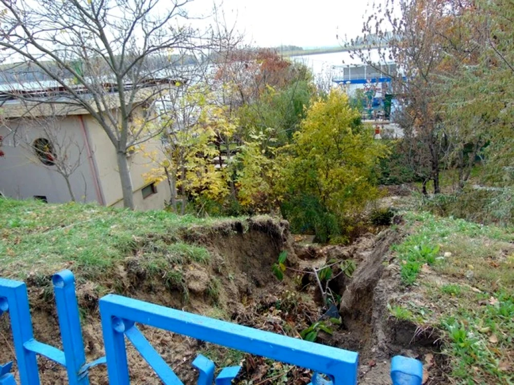 
    Pământul se surpă la Galaţi  