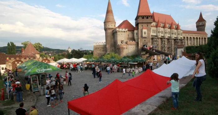 Târgul organizat de Ziua traiului de munte va avea loc în curtea exterioară a Castelului. FOTO: Daniel Guţă. ADEVĂRUL.