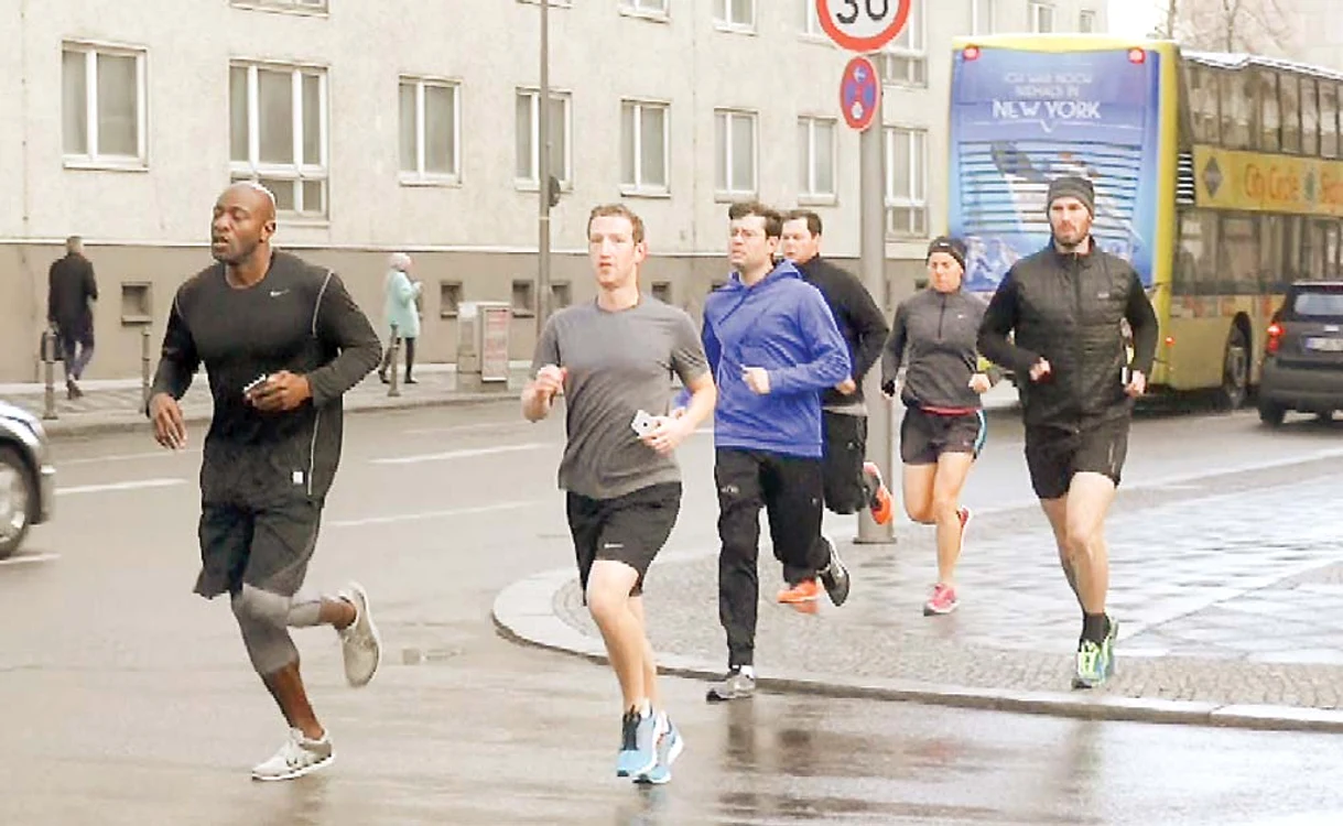 
    Zuckerberg face jogging numai cu bodyguarzii fiindcă se teme pentru viaţa lui  