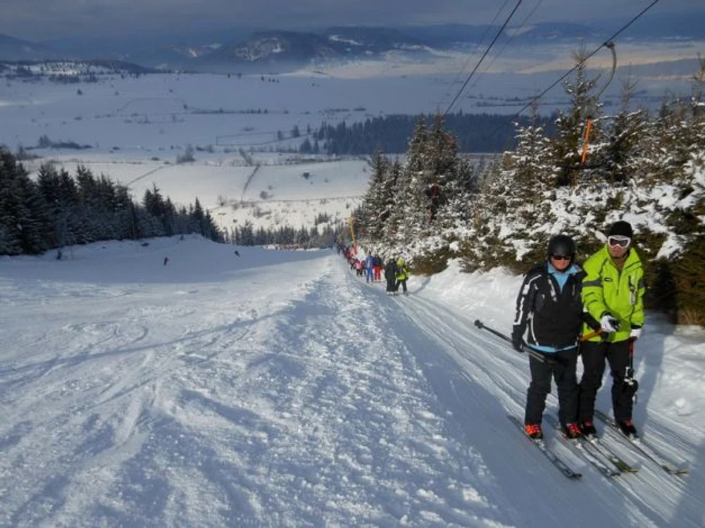 
    Turiştii schiază sau se dau cu snowboardul pe pârtiile din Valea Dorului şi Valea SoareluiFoto Click!  