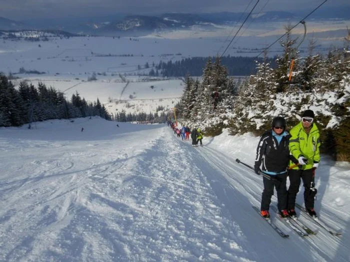 Turiştii schiază sau se dau cu snowboardul pe pârtiile din Valea Dorului şi Valea SoareluiFoto Click!