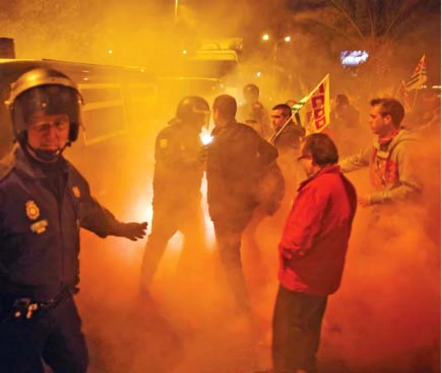 Altercaţii între  poliţie şi grevişti   p Foto: reuters