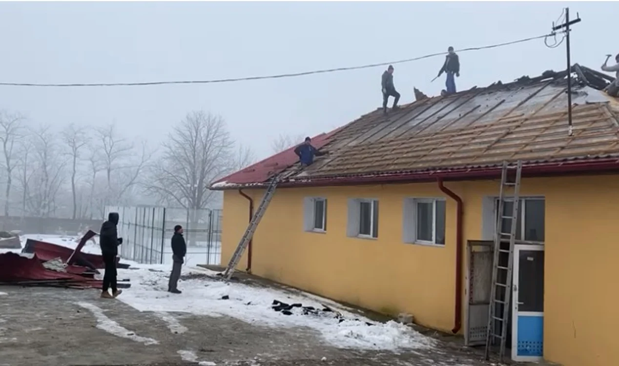 
    Sătenii s-au mobilizat și au reușit să repare pagubele provocate de incendiu în aproximativ două zile Sursă foto: BotosaniNews.ro  