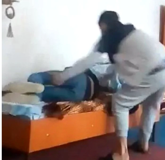 Un copil este luat pe sus de un coleg de-al său FOTO: captură video ziaruldeiasi.ro