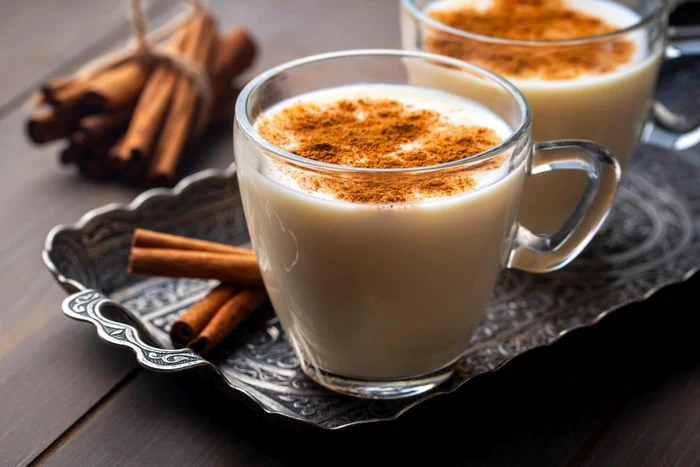 Două cești cu salep și scorțișoară pe deasupra
