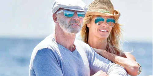 Milionarul Roger Jenkins  se răsfaţă la Ibiza alături  de noua sa parteneră,  supermodelul  Elle MacPherson  