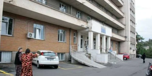 Pacienţii comentau astăzi gestul extrem al bătrânului care s-a aruncat de la etaj