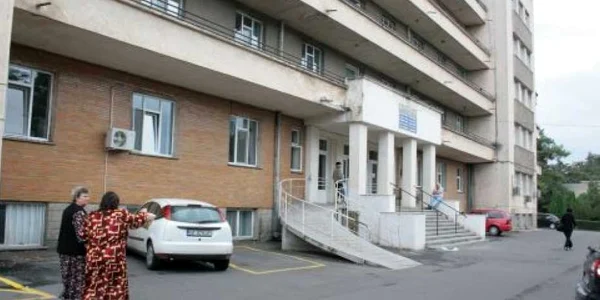 Pacienţii comentau astăzi gestul extrem al bătrânului care s-a aruncat de la etaj