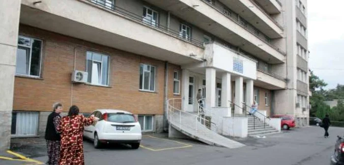Pacienţii comentau astăzi gestul extrem al bătrânului care s-a aruncat de la etaj