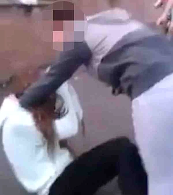 
    Cele două fete s-au luat la bătaie în mijlocul străziifoto: captură video  