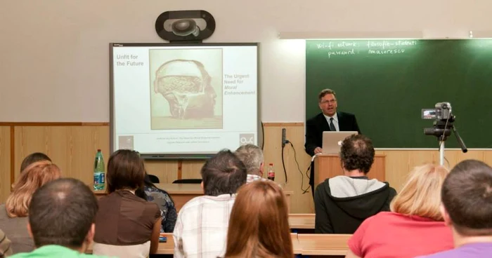 Profesorul Julian Săvulescu ţine o prelegere la Facultatea de Filosofie, Universitatea din Bucureşti FOTO: Centrul de Cercetare în Etică Aplicată