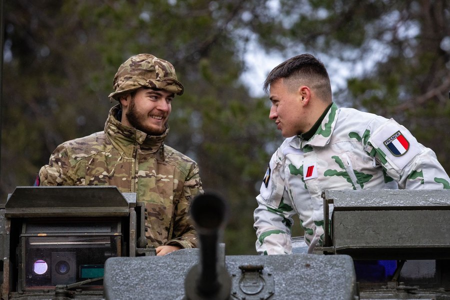 Exercițiu NATO de artilerie cu muniţie reală la granițele Rusiei. România este prezentă