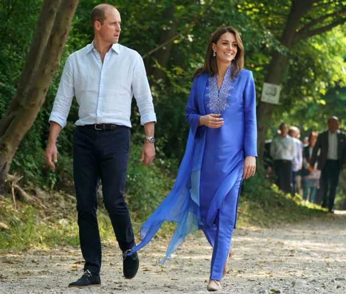 Kate a purtat rochia tradiţională a ţării în timpul vizitei la o şcoală primară