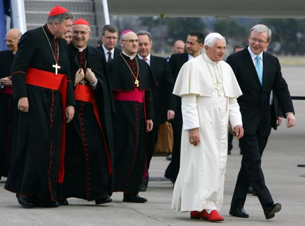 Papa Beneidct al XVI-lea a fost ultimul papă care a purtat pantofi roşii 