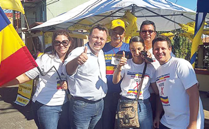 
    Dragoş, fericit în mijlocul simpatizanţilor săi  