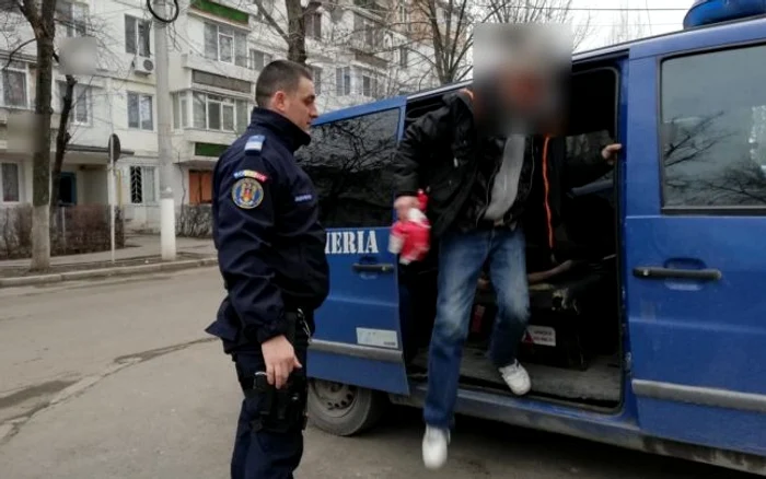 Bărbatul este condus la secţia de poliţie Foto: Jandarmeria Galaţi