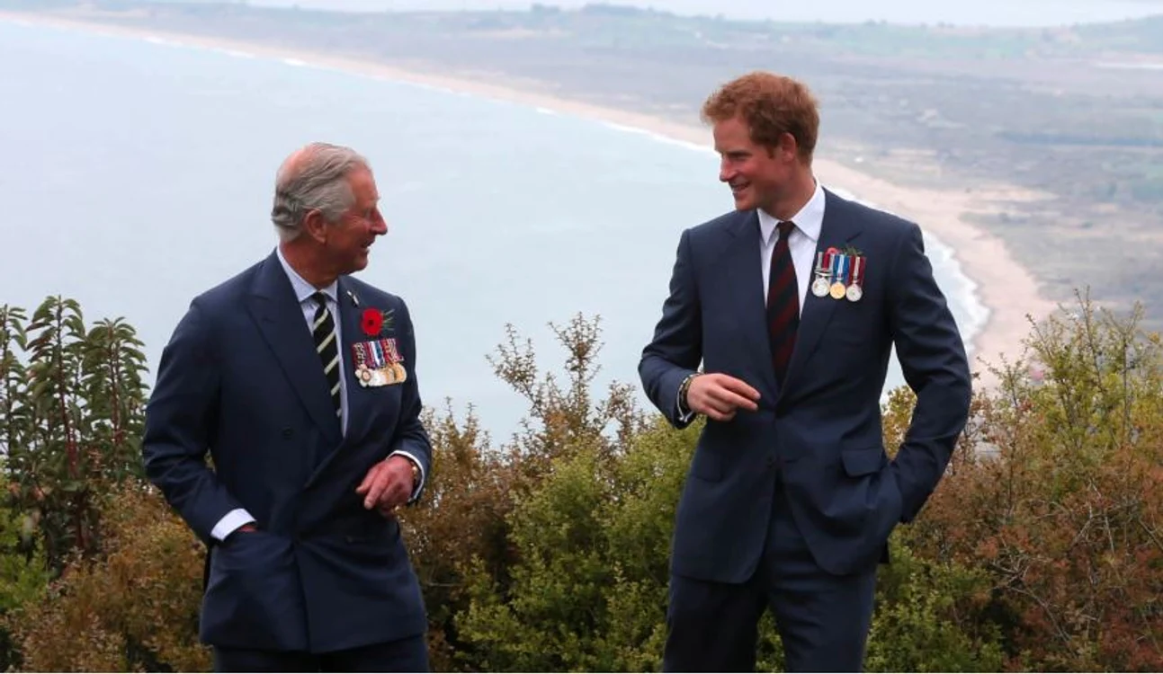 Prințul Harry prințul Charles trăiesc acum la mii de kilometri distanță între eiFoto: Getty Images