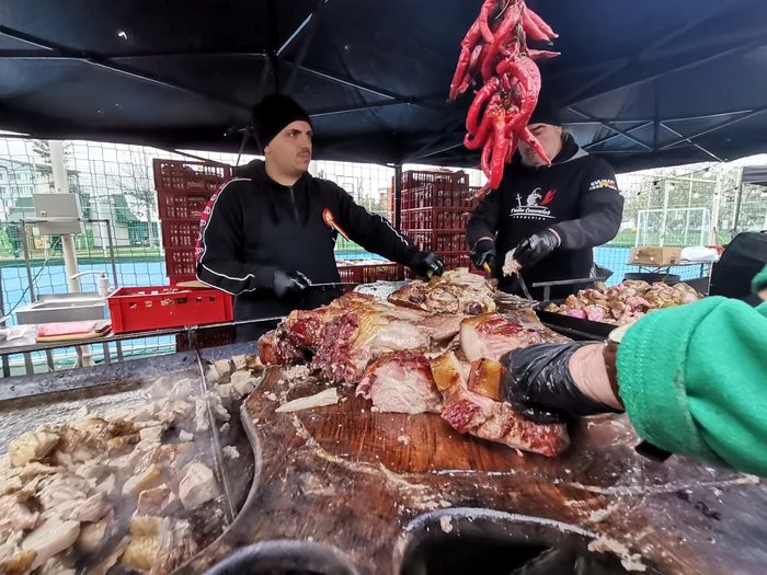 Mirosul cărnii de porc a umplut Parcul Tineretului FOTO: Alina Mitran