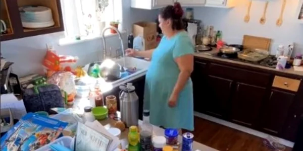 O femeie a publicat pe TikTok un video în care face curat. Foto Captură video TikTok jpg