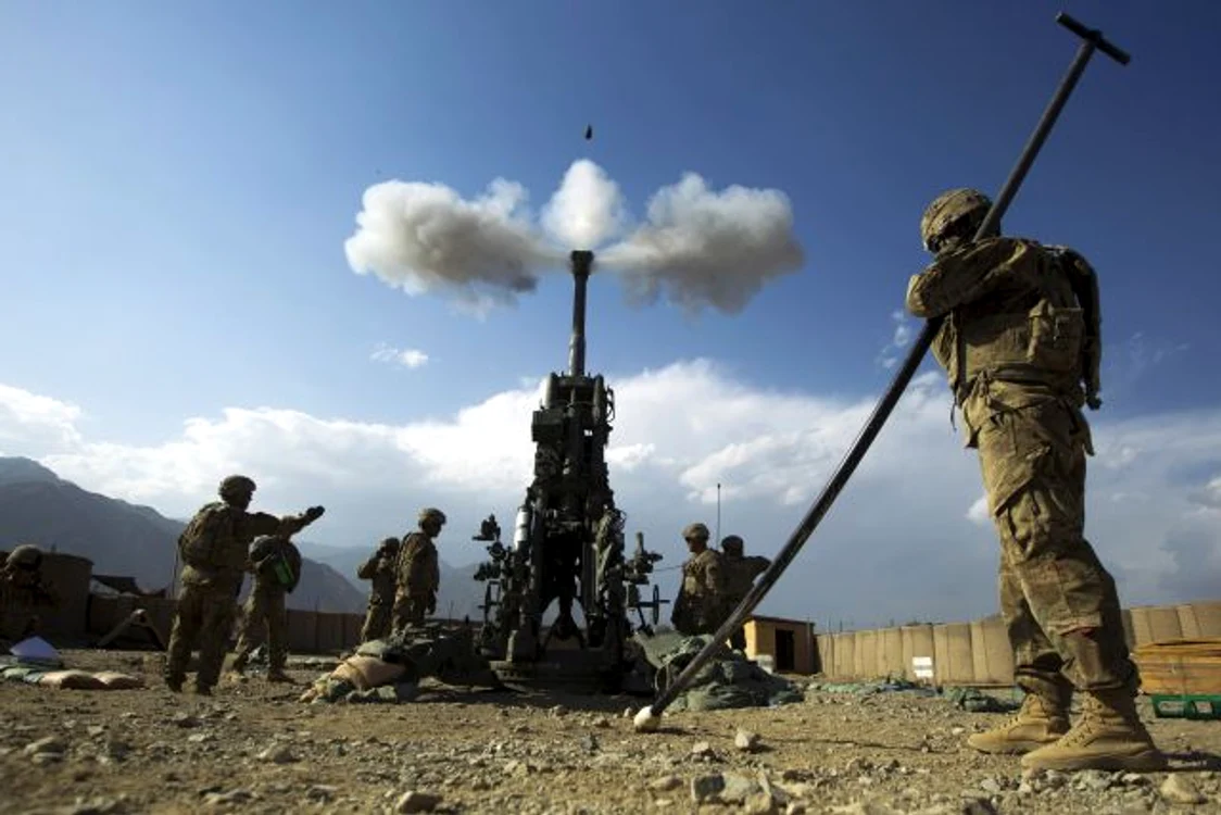 Artileriştii americani, în timpul unui exerciţiu în Afganistan