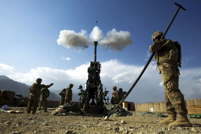 Artileriştii americani, în timpul unui exerciţiu în Afganistan