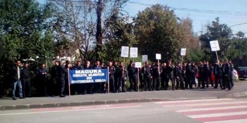 Oamenii protestează în faţa penitenciarului