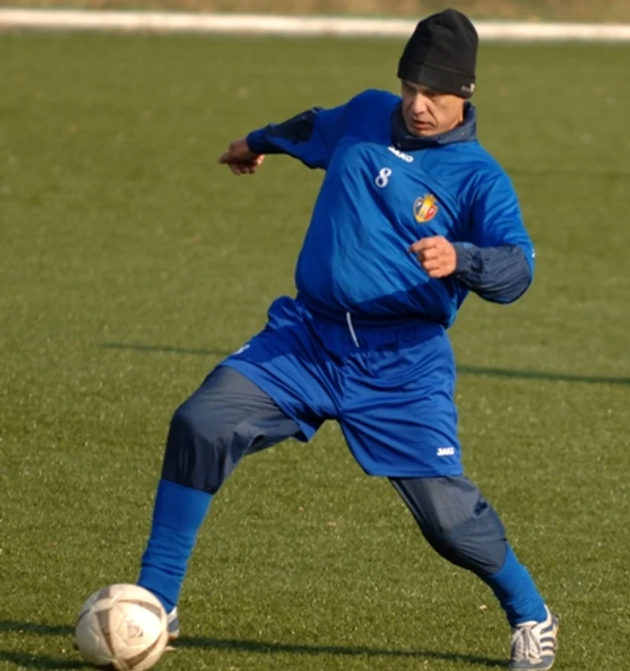 În timpul liber, Pavel Cebanu joacă fotbal cu prietenii
