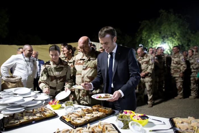 Președintele francez Emmanuel Macron, la o cină cu militarii Foto Profimedia