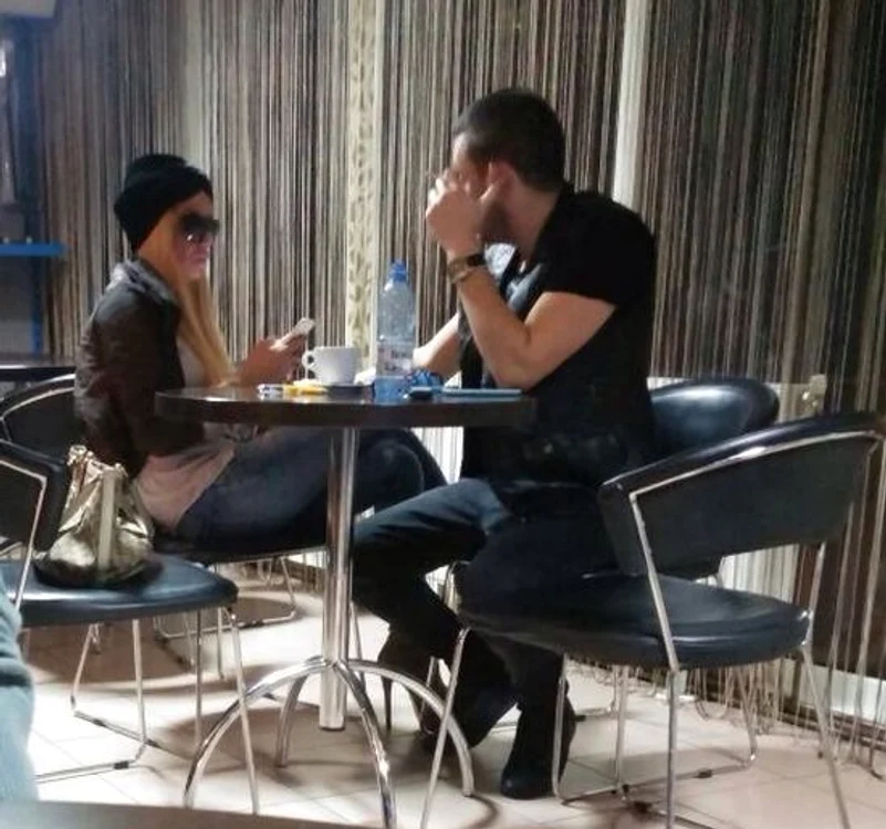 Mădălina a fost surprinsă cu Cosmin, zis Sharpu, la o cafenea din Piteşti 